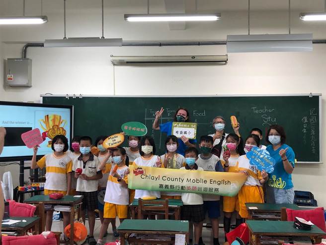 嘉義縣文光國際英語村，因應疫情變化，於110學年度起改變原有入村英語營體驗課程外，另增加外籍教師到校巡迴教學、同步及非同步線上學習。（嘉義縣政府提供∕呂妍庭嘉義傳真）