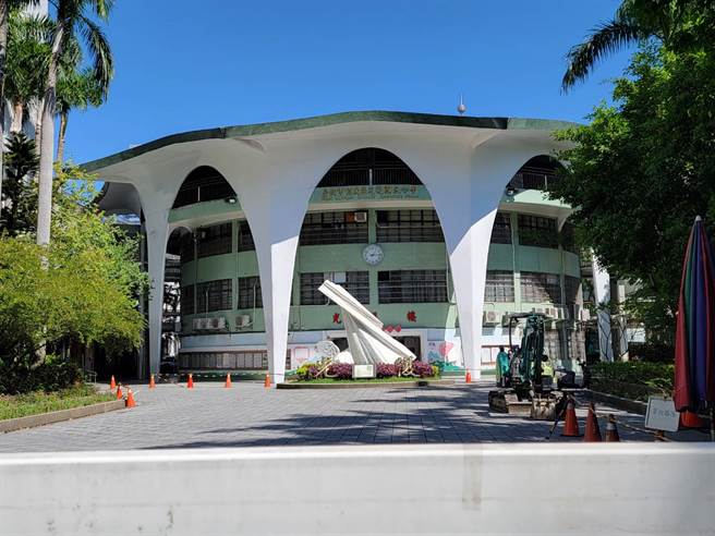 光復国小拆除蒋公铜像后，现场还留着怪手，已无铜像。(图/读者段心仪提供)