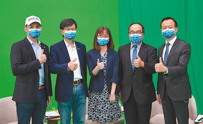  中华民国资讯软体协会理事长沈柏延（右起）、经济部工业局局长吕正华、中小企业处副处长胡贝蒂、DTA数位经济暨产业发展协会理事长陈正然、台湾大哥大总经理林之晨于论坛直播现场合影。(图/协会提供)