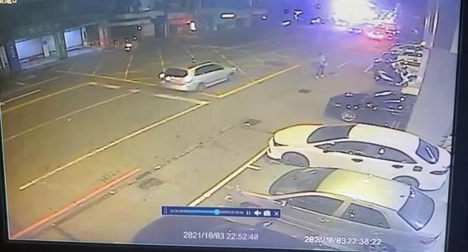 桃园男子胆大包天，中坜警分局前纵火企图烧警车被逮。(翻摄照片／吕筱蝉桃园传真)