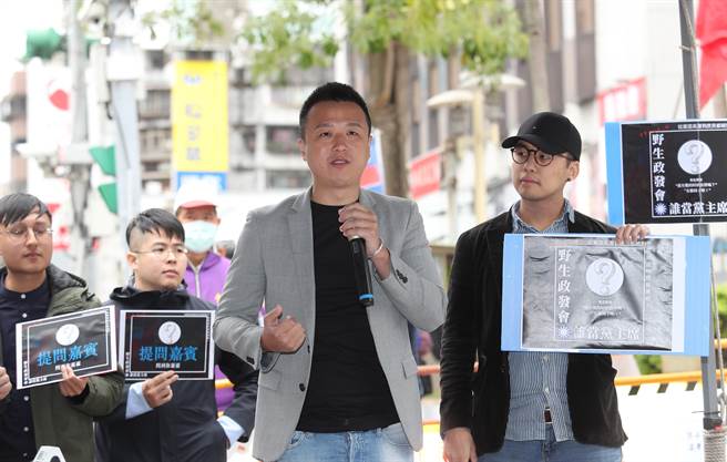 名嘴李正皓（灰衣）日前上节目爆料，疑似新冠肺炎确诊的老师曾到过北市万华区阿公店，被通传会NCC认为违反《严重特殊传染性肺炎防治及纾困振兴特别条例》，移请检警侦办。(资料照，陈怡诚摄)