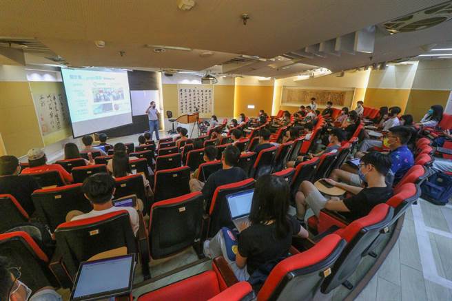 政大首度與期交所攜手開設通識課程，學生反應熱烈。（政大提供／林志成台北傳真）