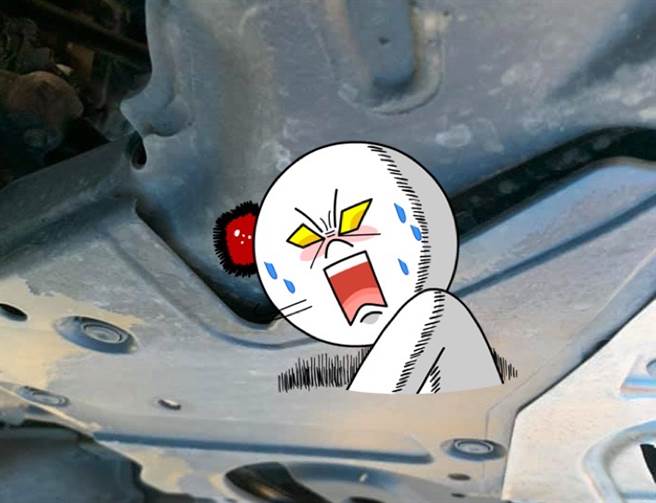 有网友分享他的车一直出现异音，去维修厂一看才发现，底盘上卡了「凤螺」......。（翻摄脸书社团《爆废公社二馆》）