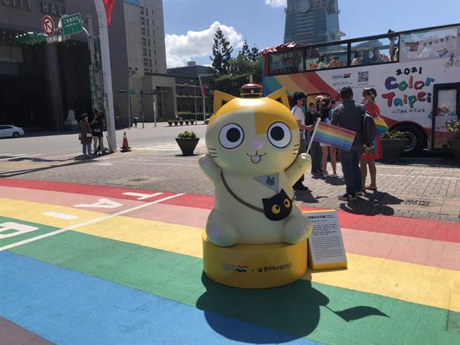 今年北市觀傳局與「黃阿瑪的後宮生活」合作，打造「揮舞彩虹的貓」彩虹公仔。（楊亞璇攝）