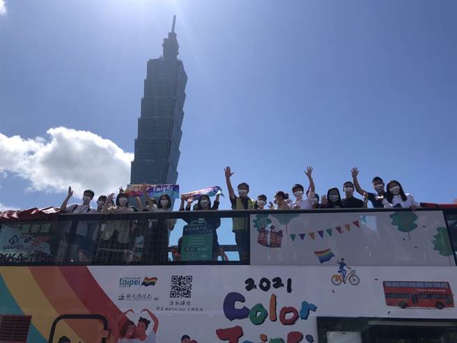 觀傳局今年推出期間限定「彩虹觀光巴士Tour」，自10月16日起跑，總計20趟次。（楊亞璇攝）