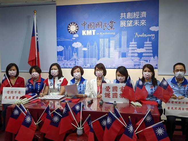高雄巿議會國民黨團4日發起送國旗活動。（曹明正攝）