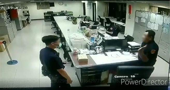 派出所長踹桌自掌嘴失控原因曝光　分局調查：全所抓強盜2警卻偷閒煎牛排(翻攝自爆料公社／戴上容新北傳真)
