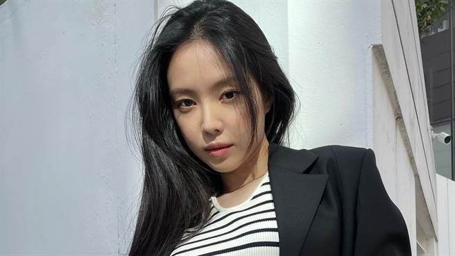 孙娜恩近日担任颁奖人，在IG上晒出穿搭照，火辣的好身材立即吸引目光。（图／IG@marcellasne_）