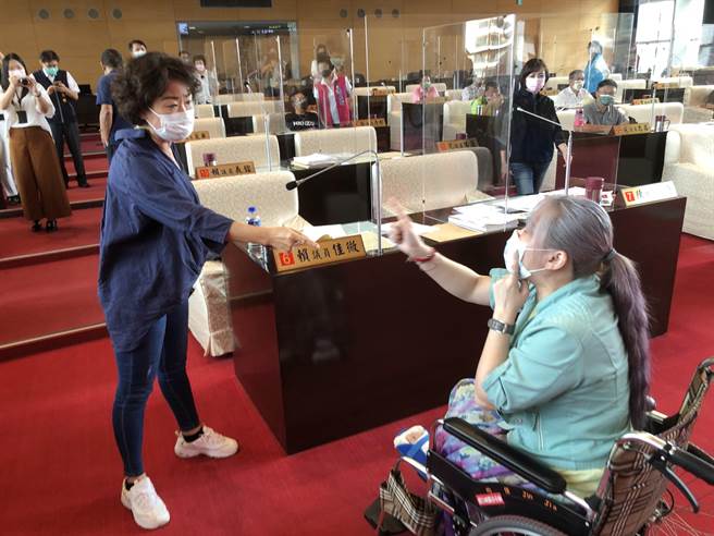 藍營李麗華則批民進黨不要打壓台中市的經濟發展。（陳世宗攝）