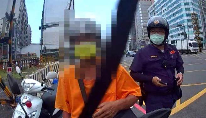 高雄警方3日上午在苓雅区巡逻时，逮获一名50岁谢姓男骑士酒驾上路，酒测值达0.21mg／l，警方依法对谢男开单告发并当场移置保管机车。（翻摄画面／洪浩轩高雄传真）