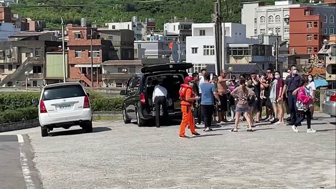 昨天在萬里海水浴場失聯的李姓男子，今天上午已被尋獲。（民眾提供）