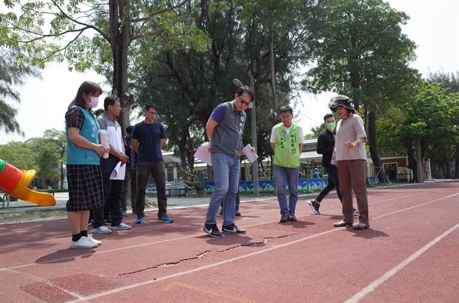 民進黨立委邱志偉（前中）爭取教育部經費，將對北高雄15所國中小的操場整建。（邱志偉服務處提供／林瑞益高雄傳真）