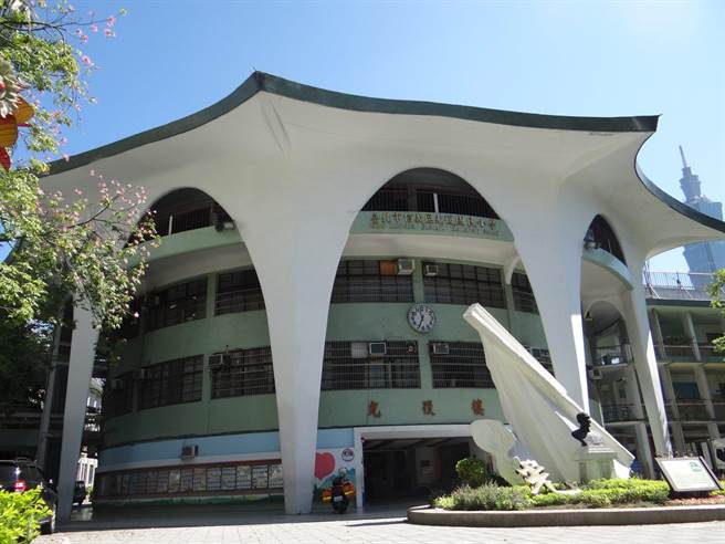 台北市光復国小3日突拆除校门口的蒋公铜像，引发争议。（图／摘自臺北市信义区光復国民小学脸书）