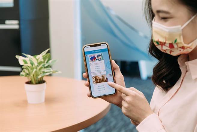 （全球人寿推出线上智能客服伊将，在疫情期间不少保户可24小时查询保单纾困贷款讯息。业者提供）