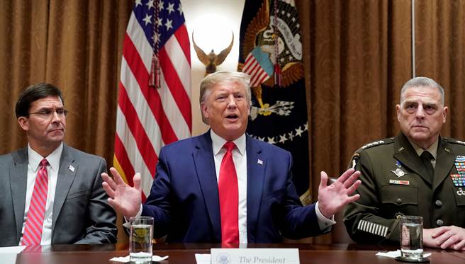 由左而右是美國防長艾斯培（Mark Esper）、前總統川普（Donald Trump）及參謀首長聯席會議主席密利（Mark Milley）。(資料照/路透社) 