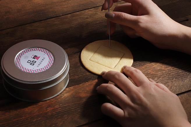 「鱿鱼游戏-我是晶英457号」饼乾铁盒，成功分离图形者，就有机会免费得到府城三天两夜住宿券。（台南晶英提供）