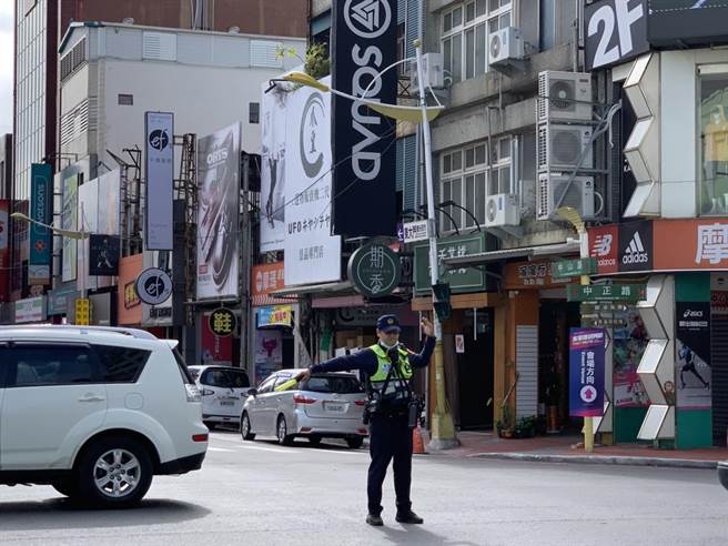 國慶連續3天假期將至，花蓮屆時恐將湧入大量車潮，花蓮警方嚴正以待，將機動性在熱門景點安排警力，疏導交通，針對較易壅塞的花蓮市區，也會編排固定交通疏導崗哨，盼能讓交通維持順暢。（花蓮警分局提供／羅亦晽花蓮傳真）