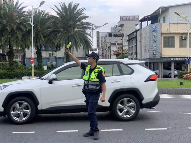 國慶連續3天假期將至，花蓮市區及火車站8日晚上恐將出現首波返鄉人潮，警方屆時會啟動第1階段交通疏導措施，針對火車站及市區商圈進行車潮分流。（花蓮警分局提供／羅亦晽花蓮傳真）