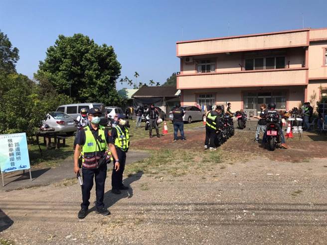 東勢警分局為遏止改裝車輛噪音擾民等情事，假日進行台21線專案取締。（東勢警分局提供）