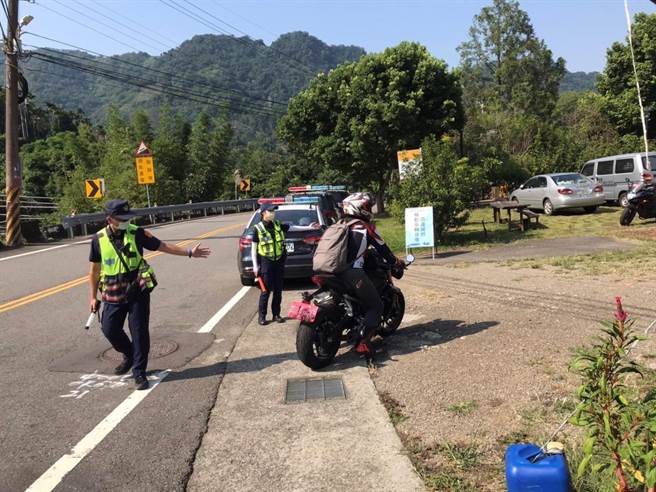 東勢警分局為遏止改裝車輛噪音擾民等情事，假日進行台21線專案取締。（東勢警分局提供）