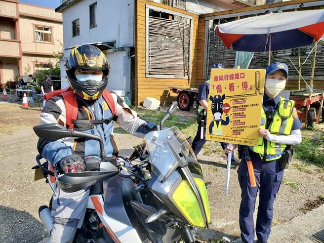 東勢警分局為遏止改裝車輛噪音擾民等情事，假日進行台21線專案取締。（東勢警分局提供）