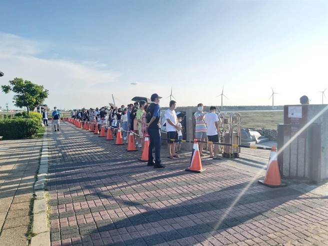 高美溼地木棧道調整人流管制措施，5日起以900人為限。（農業局提供／陳淑娥台中傳真）