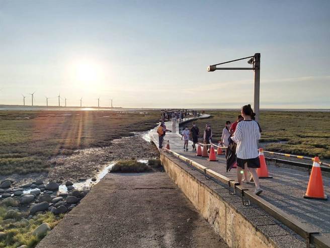 高美溼地木棧道調整人流管制措施，5日起以900人為限。（農業局提供／陳淑娥台中傳真）