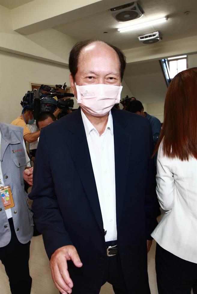 高鐵宜蘭站設址引發討論，地方傳言設站四城恐與行政院政務委員吳澤成有關，吳澤成4日出席立法院受訪時表示，這樣的指涉相當不道德，「我一生從來不做這種事」（陳信翰攝）