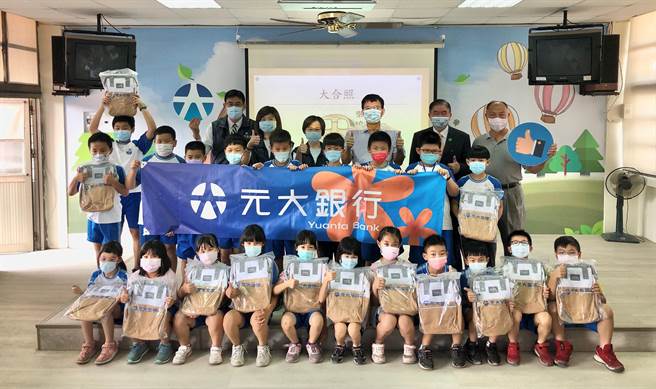元大金控攜手元大銀行代表，上午前往社頭清水國小，送給全校校朋友1人一個愛心後背包。（元大銀行提供／謝瓊雲彰化傳真）