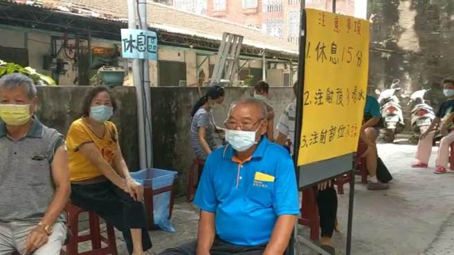 民眾打完疫苗后，在户外观察是否有异状。（蔡育辉议员服务处提供／张毓翎台南传真）