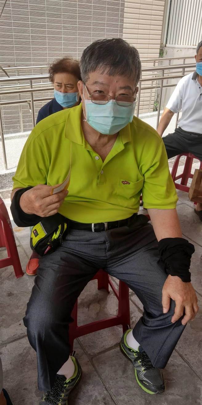 民眾为了打疫苗，长时间待在户外，直呼热死人。（蔡育辉议员服务处提供／张毓翎台南传真）