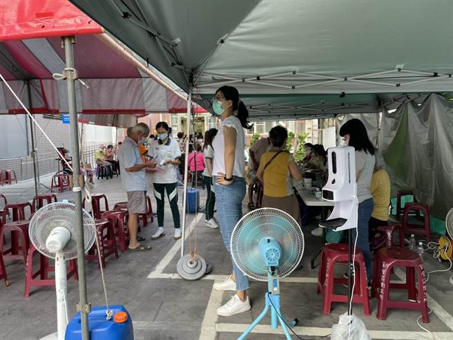 台南市议员蔡育辉不忍心看着民眾在烈日下排队，还搬来电风扇、矿泉水帮民眾解暑气。（蔡育辉议员服务处提供／张毓翎台南传真）