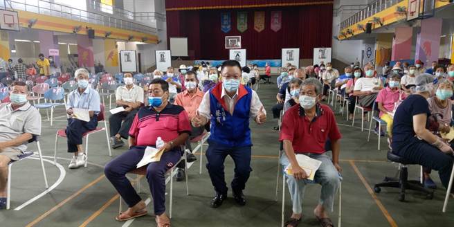 台南市议员蔡育辉（中）呼吁应通盘检讨，全面改善施打环境。（蔡育辉提供／张毓翎台南传真）