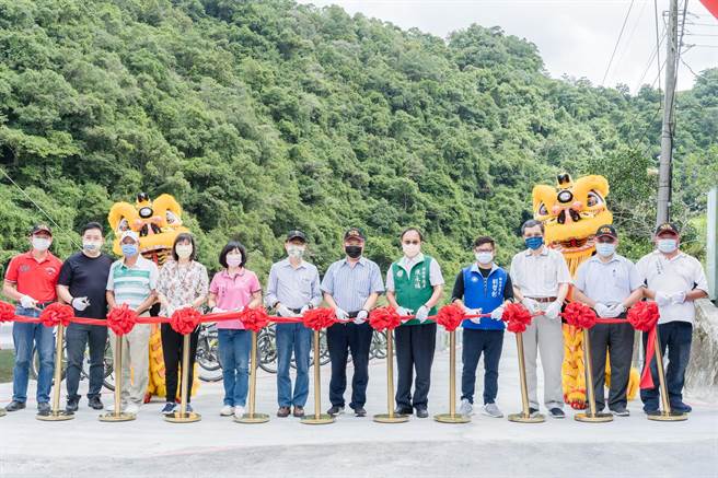 新北市坪林区公所斥资2400万整修清云桥至平堵桥路面及排水改善工程，于今年初开工，今（4日）举办竣工启用典礼。（区公所提供）