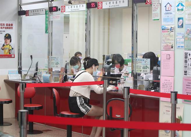 邮局今（4）日上午9点起开放网路及电话预约五倍券纸本，刚开始有点小塞车，不过到下午2点已经成功预约逾22万份。（资料照，郑任南摄）