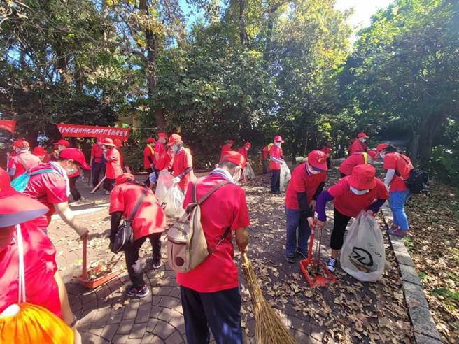 金山區衛生促進協會今至獅頭山舉辦淨山活動。（金山區公所提供）