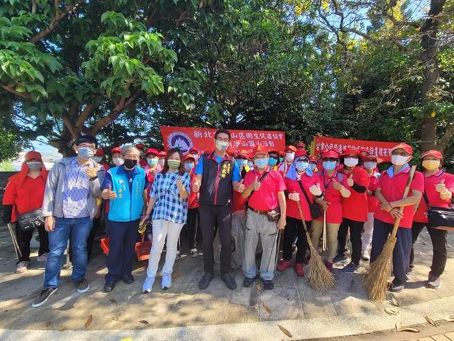 金山區長廖武輝感謝衛生促進協會發起淨山活動。（金山區公所提供）