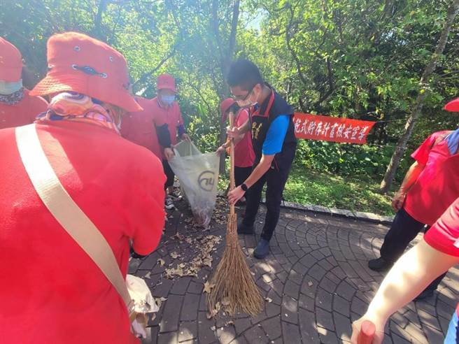 金山區衛生促進協會今至獅頭山舉辦淨山活動。（金山區公所提供）