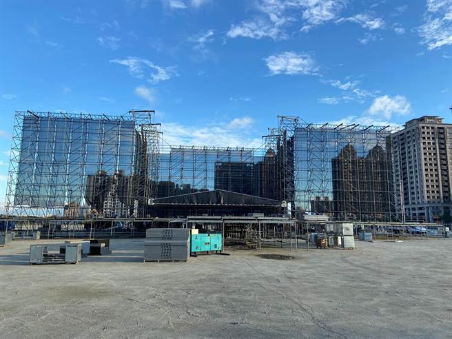 桃园今年跨年演唱会仍在青埔高铁站前广场登场，若疫情严峻，不排除重演有歌手、无观眾的转播和直播方式，图为去年搭建舞台情况。(蔡依珍摄)