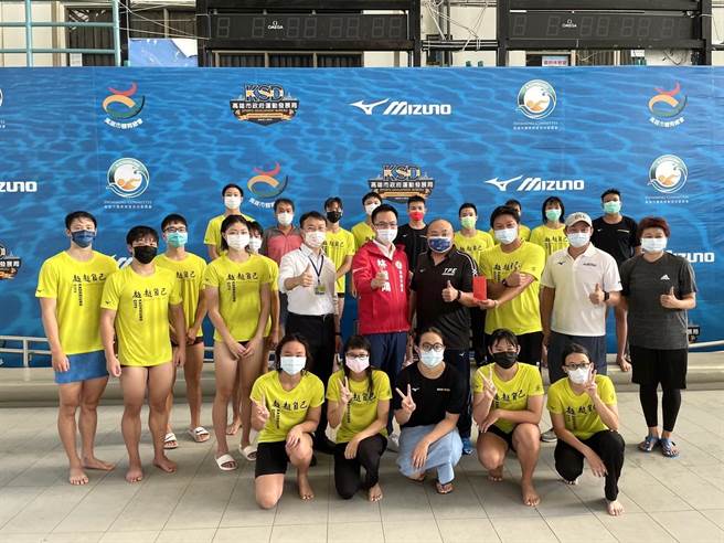 高雄巿議員林智鴻為高雄巿全運會水上運動代表隊加油。（林智鴻服務處提供）