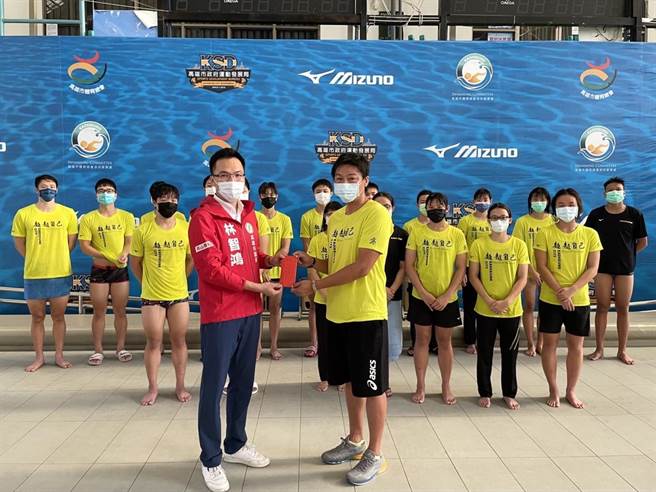 高雄巿議員林智鴻為高雄巿全運會水上運動代表隊加油。（林智鴻服務處提供）