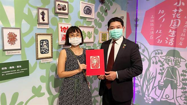 剪纸艺术家25度特地以翰品酒店总经理林俊宇唯肖像，进行剪纸设计，相当栩栩如生。（柯宗纬摄）