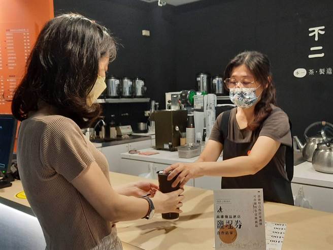 高雄翰品酒店赠送盐埕券，可至合作店家兑换商品。（业者提供）