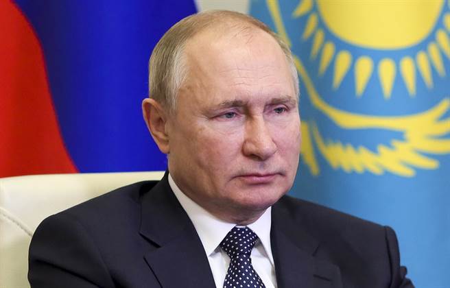 俄罗斯总统普丁在9月30日在莫斯科市郊官邸举行视讯会议的神情。（美联社）