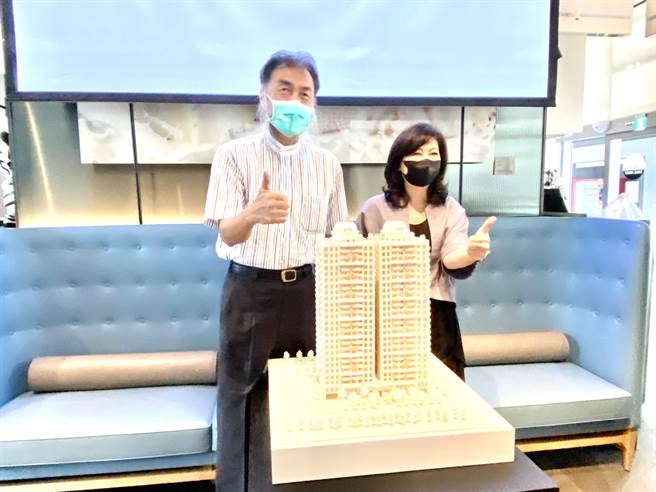 大毅建设董事长林隆深（左）、龙宝建设董事长张丽莉携手合建新案「爱臻邸」，5日将举行开工典礼。（卢金足摄）