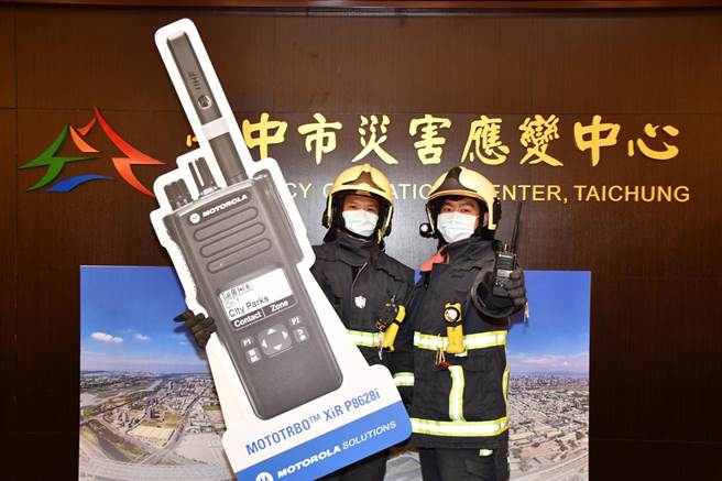 捐赠的100组「无线电手提台机组」，经费高达200多万元，保障打火兄弟安全与效率。（台中市消防局提供／张妍溱台中传真）