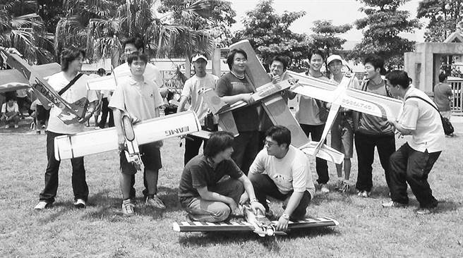 造飞机是许多人童年的梦，永达技术学院机械系航空组同学，在运动公园用自己造的模型飞机比赛，快乐的实现童年梦想。（汪美芳摄）