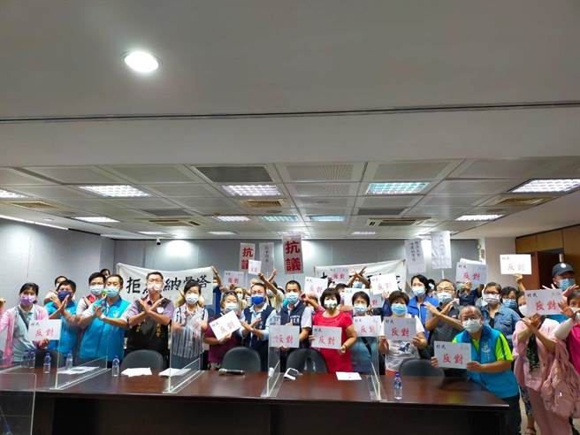 花蓮吉安鄉光華村繼設置龍巖生命園區後，如今又有業者向縣府申請設置殯葬設施，且地點僅和民宅相隔一條街，引起村民反彈，日前在府會專案會議上，更手舉抗議、反對手板表達反對立場。（花蓮縣議會提供／羅亦晽花蓮傳真）