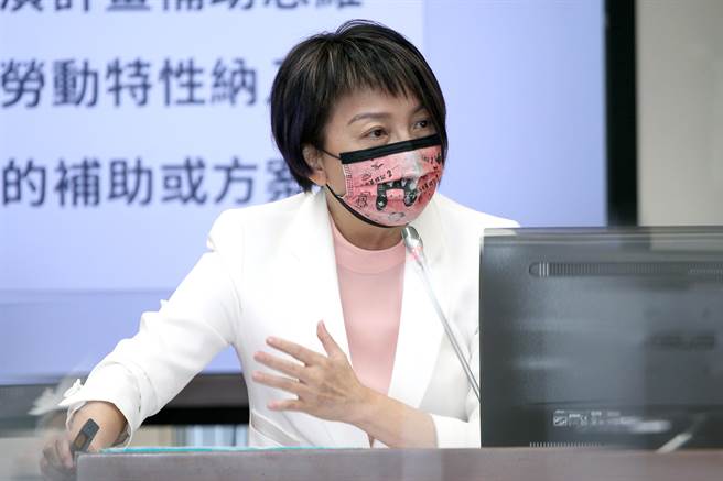 民进党立委范云4日在立法院质询时表示，文化部对艺文工作者的劳动状态不够接地气，不了解这些职业特性，因此相关纾困没做好。对此，文化部长李永得反驳表示「不接受，我们其实非常清楚。」（黄世麒摄）