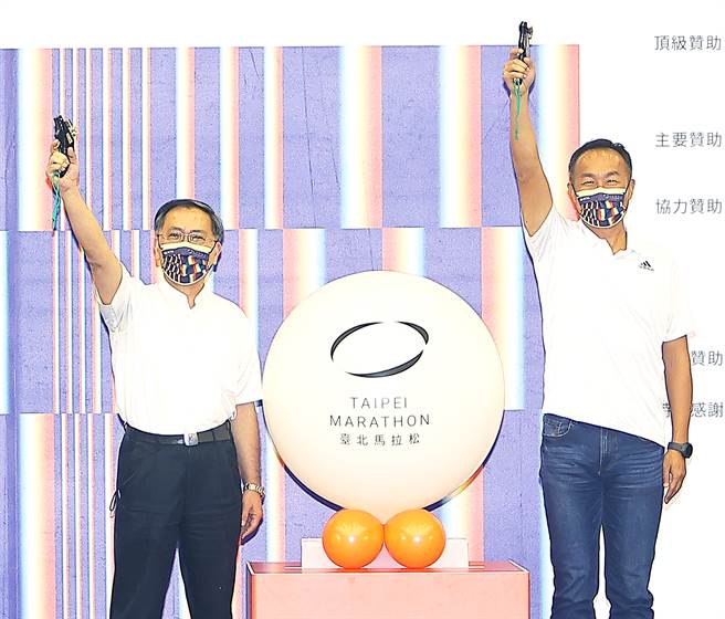 北市府、全国田径协会与全国路跑协会4日举办「2021臺北马拉松」记者会，北市副市长蔡炳坤（左）表示，此次跑者在起跑之后即可脱下口罩，但起点与终点处仍须配戴口罩，而其余未上场选手、工作人员等仍须全程配戴口罩，图右体育局长李再立。(陈怡诚摄)